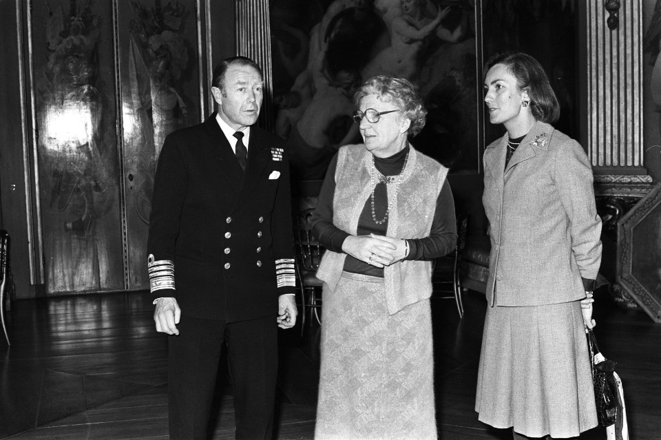 Koningin Juliana ontvangt Sir John Treacher, commissaris chief channel, op Huis , Bestanddeelnr 929-0284