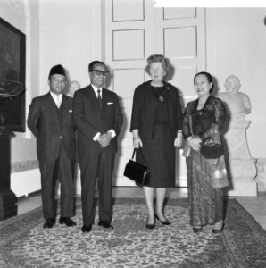 Koningin Juliana op Paleis Soestdijk dr. Soebandrio ontvangen, Sharif dr. Soeban, Bestanddeelnr 916-2630