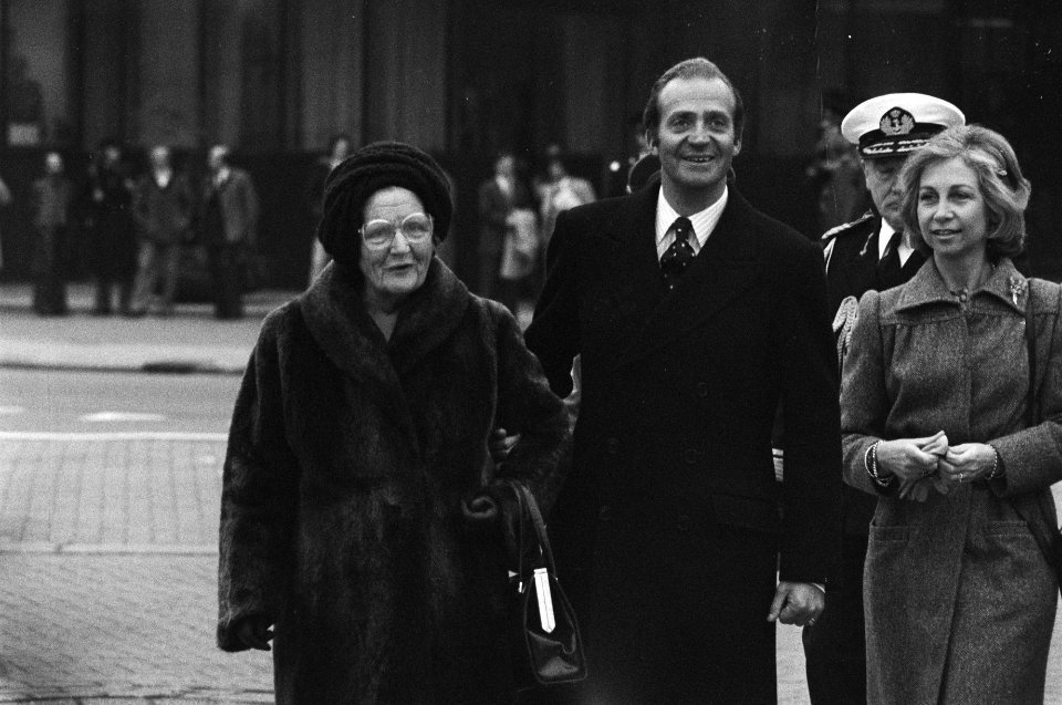 Koningin neemt op Schiphol afscheid van Spaans Koninklijk paar Koning Juan Carl, Bestanddeelnr 930-7368