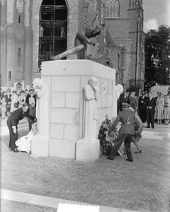 Koningin Juliana onthult monument bij de St. Eusebiuskerk te Arnhem, Bestanddeelnr 905-9626