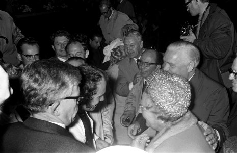 Koningin Juliana op het veld bij de spelers, Bestanddeelnr 923-8327