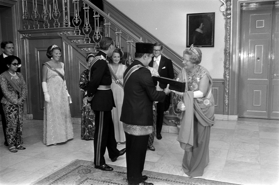 Koningin Julianape biedt President Soeharto een galadiner aan in Huis ten Bosch , Bestanddeelnr 923-8165
