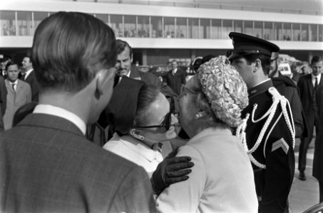Koningin Juliana omhelst prinses Margriet, Bestanddeelnr 920-3519