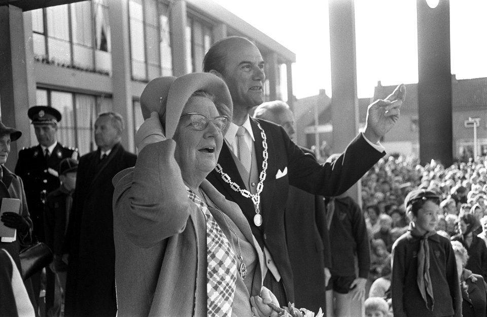 Koningin Juliana op het bordes van het stadhuis van Barendrecht, Bestanddeelnr 923-8946
