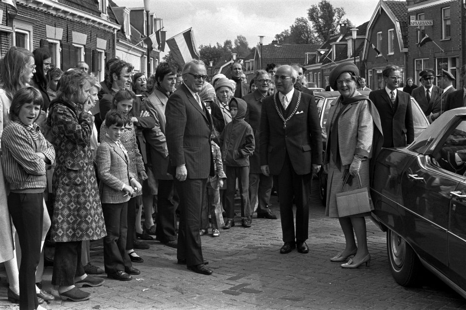 Koningin Juliana o.a. in gezelschap van de burgemeester van Kockengen, Bestanddeelnr 925-6315