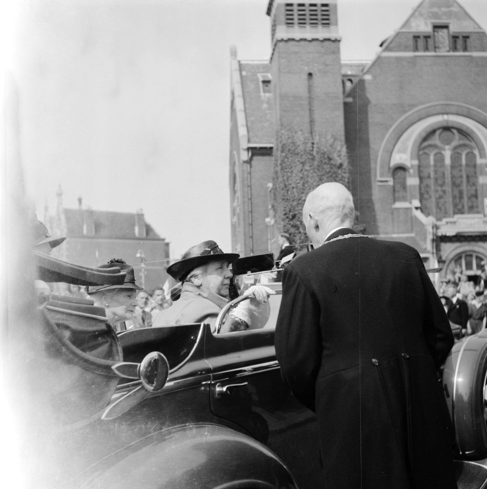 Koningin Wilhelmina terug in Den Haag Zij wordt begroet door burgemeester De …, Bestanddeelnr 900-4990