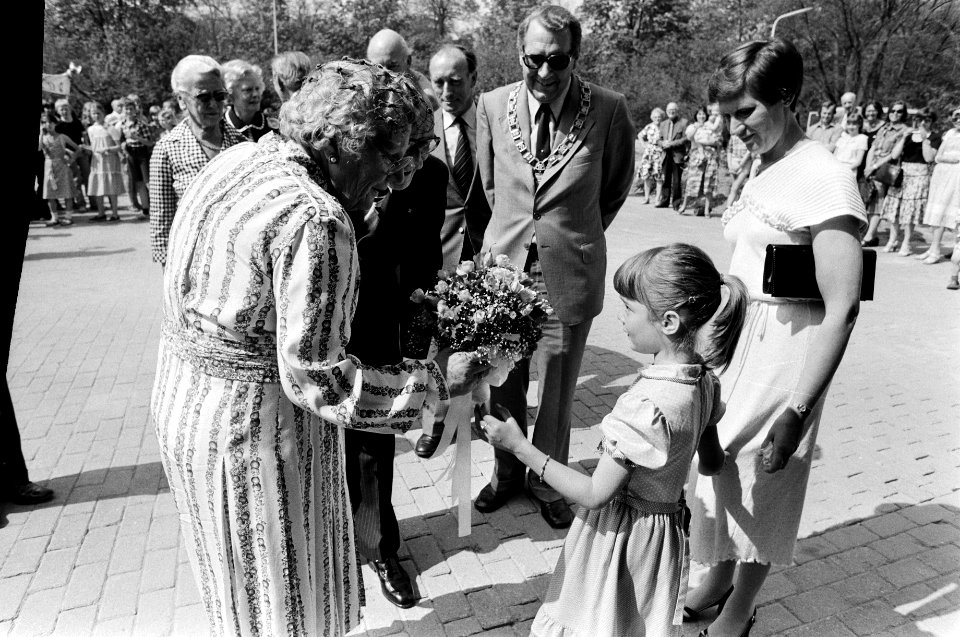 Koningin Juliana ontvangt bloemen, Bestanddeelnr 930-2672