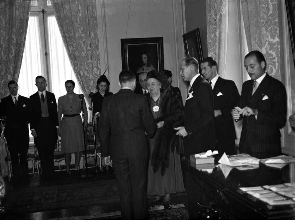 Koningin Wilhelmina reikt te Brussel onderscheidingen uit, Bestanddeelnr 901-9458