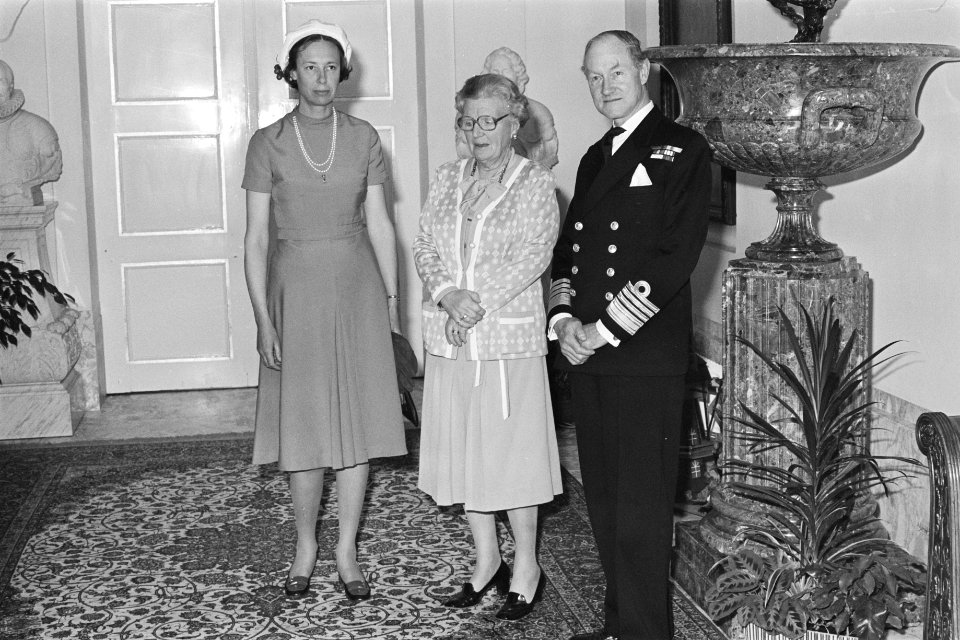 Koningin Juliana ontvangt admiraal sir Henry Leach, Commander in chief Channel, , Bestanddeelnr 929-1638