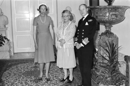 Koningin Juliana ontvangt admiraal sir Henry Leach, Commander in chief Channel, , Bestanddeelnr 929-1638