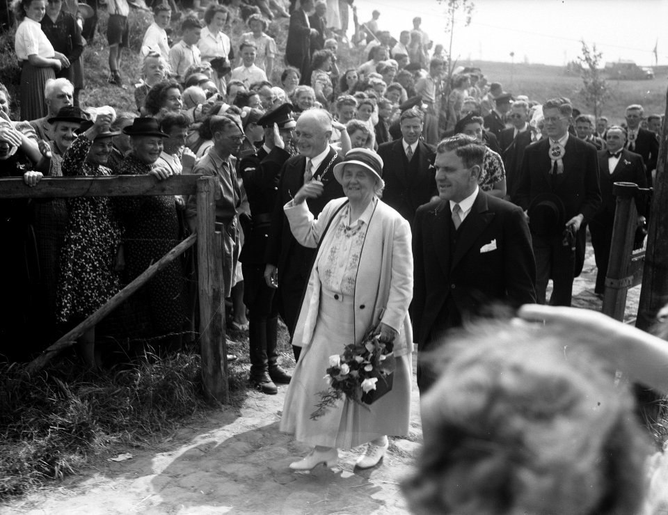 Koningin Wilhelmina in Sluis. Wuivend met Commissaris der Koningin De. Casembroo, Bestanddeelnr 902-8784