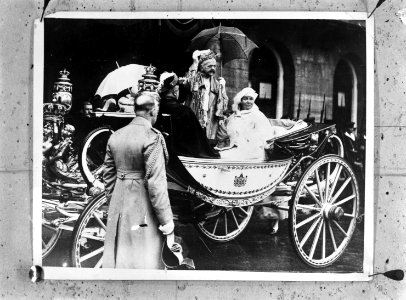 Koningin Wilhelmina, koningin-moeder Emma en prins Hendrik in een rijtuig bij aa, Bestanddeelnr 934-8300