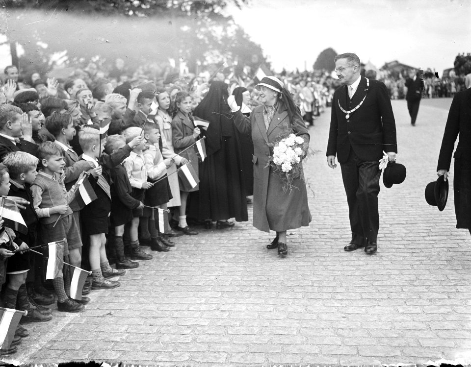 Koningin Wilhelmina in Tiel. Naast haar burgemeester N.F. Cambier van Nooten, Bestanddeelnr 902-7845