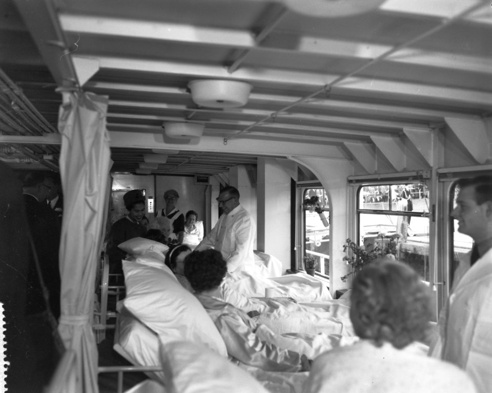 Koningin Sirikit bezoekt het hospitaalschip van het Rode Kruis gemeerd aan de Pa, Bestanddeelnr 911-7015