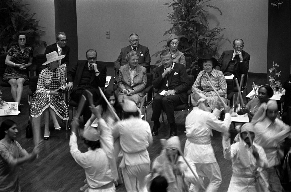 Koningin Juliana onderhoudt zich in Almelo met buitenlandse bevolkingsgroepen di, Bestanddeelnr 927-2054