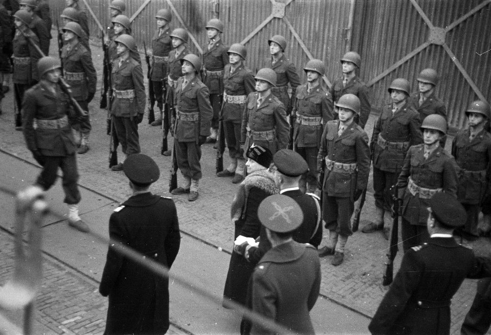 Koningin Wilhelmina inspecteert erewacht, Bestanddeelnr 901-4588
