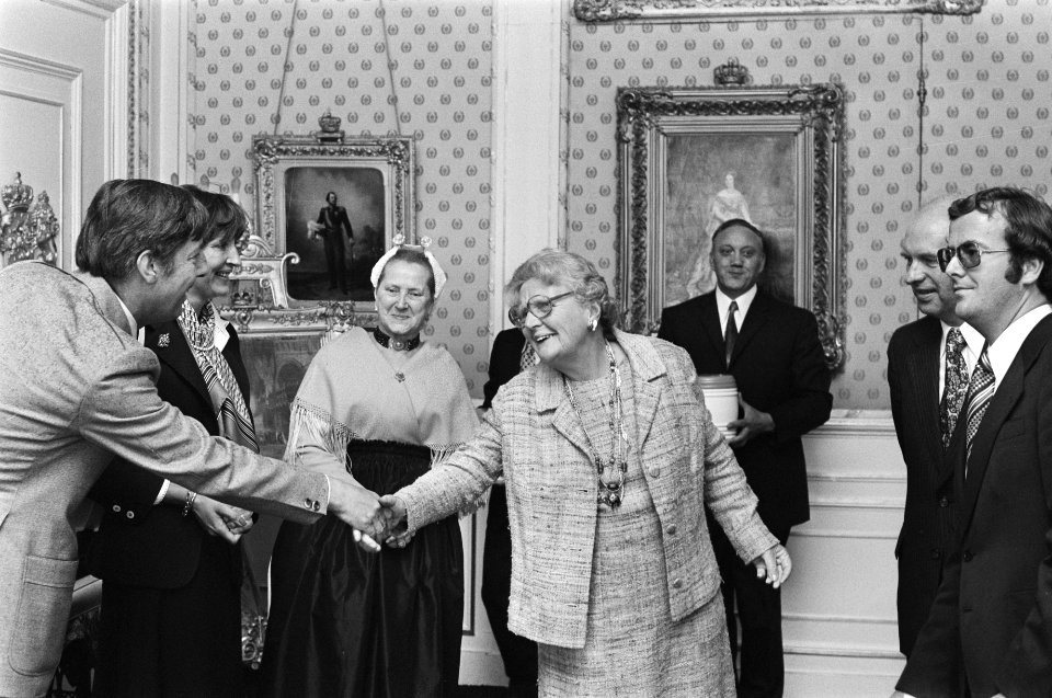 Koningin Juliana ontvangt vaatjes nieuwe haring schippersvrouw A Taal-Bal bied, Bestanddeelnr 929-2329
