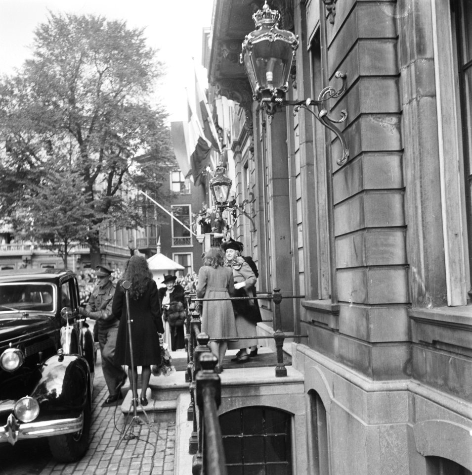 Koningin Wilhelmina krijgt bloemen aangeboden bij de ingang van Paleis Lange Vo, Bestanddeelnr 900-8928