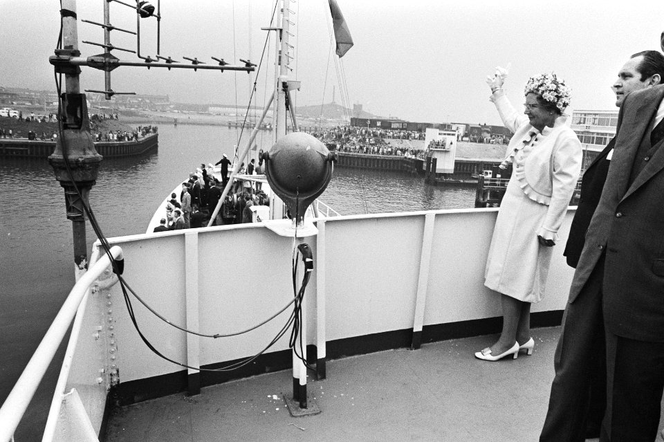 Koningin Juliana zwaait vanaf een schip, Bestanddeelnr 924-5782