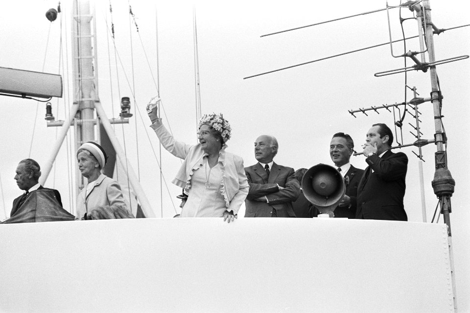 Koningin Juliana zwaait vanaf een schip, Bestanddeelnr 924-5779