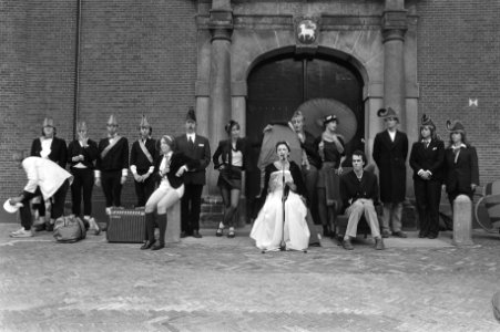 Koningin leest rede, achter haar de ministers, Bestanddeelnr 931-6851