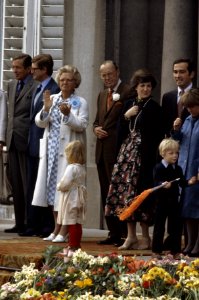 Koningin Juliana omringd door haar (klein)kinderen op het bordes, Bestanddeelnr 254-9992