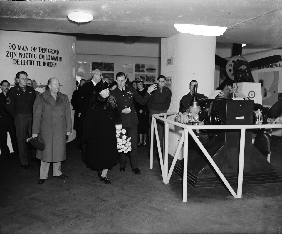 Koningin Wilhelmina wordt rondgeleid door kapitein G. Rutten, Bestanddeelnr 901-0544
