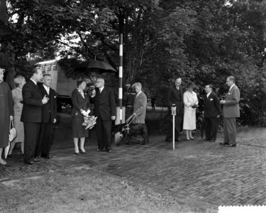 Koningin Juliana onder een paraplu, Bestanddeelnr 911-6198