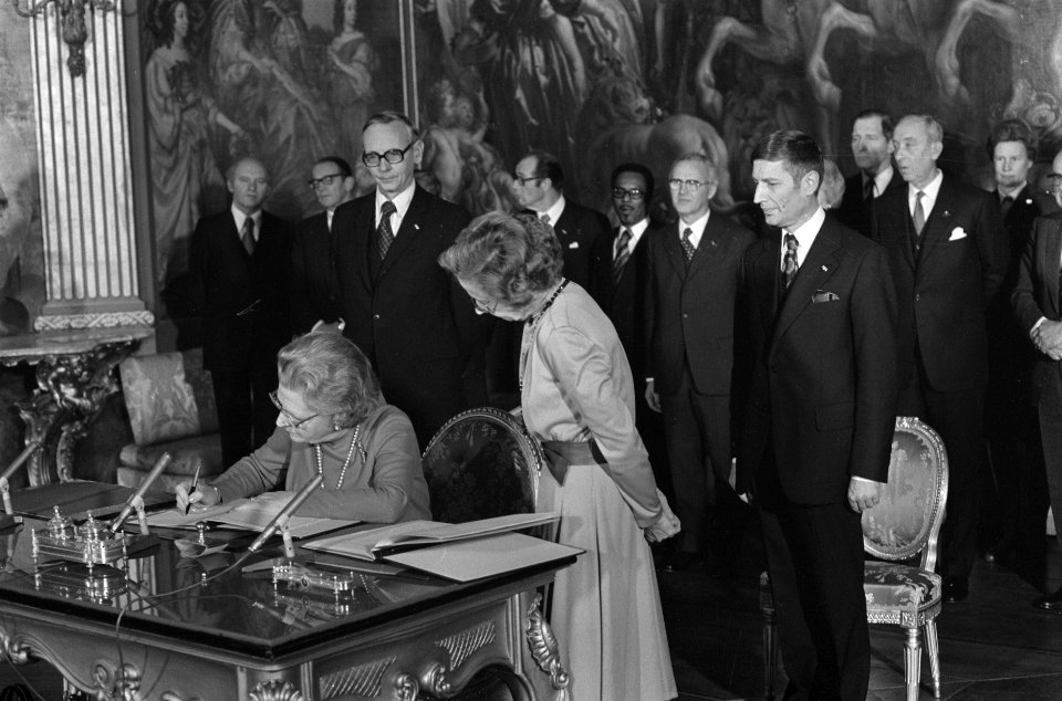 Koningin Juliana ondertekent de akte van erkenning op Huis ten Bosch Max van de, Bestanddeelnr 928-2899