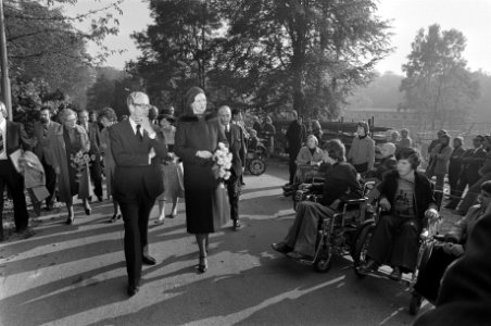 Koningin Margrethe en Koningin Juliana bezoeken Het Dorp in Arnhem, Bestanddeelnr 928-2454