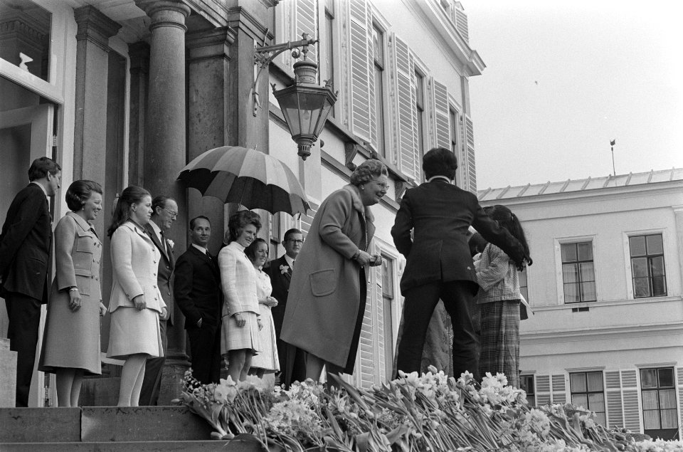 Koninginnedag, defile Soestdijk, Koninklijke familie met paraplus, Bestanddeelnr 923-4877