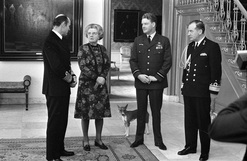 Koningin Juliana ontvangt admiraal Sir Terence Lewin (links) op Huis ten Bosch, , Bestanddeelnr 926-9548