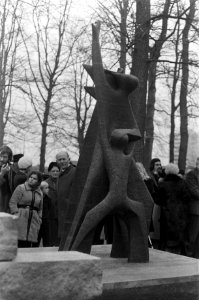 Koningin Juliana onthult te Apeldoorn een monument ter nagedachtenis van de vro…, Bestanddeelnr 925-2362