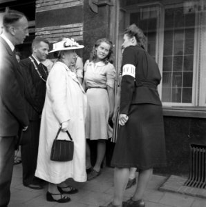 Koningin Wilhelmina bij het gebouw van de Verbruiks Coöperatie aan de Rosendaal…, Bestanddeelnr 900-4702