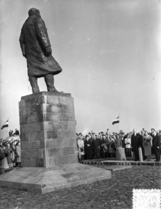 Koningin Juliana onthult het standbeeld van Dr.Ir. Lely te Den Oever, aan de voe, Bestanddeelnr 906-7391
