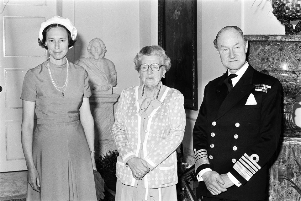 Koningin Juliana ontvangt admiraal sir Henry Leach, Commander in chief Channel, , Bestanddeelnr 929-1637