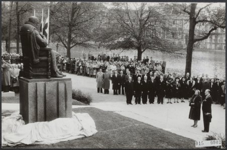 Koningin Juliana onthult standbeeld van Oldenbarnevelt in gezelschap van Den Haa, Bestanddeelnr 015-0002