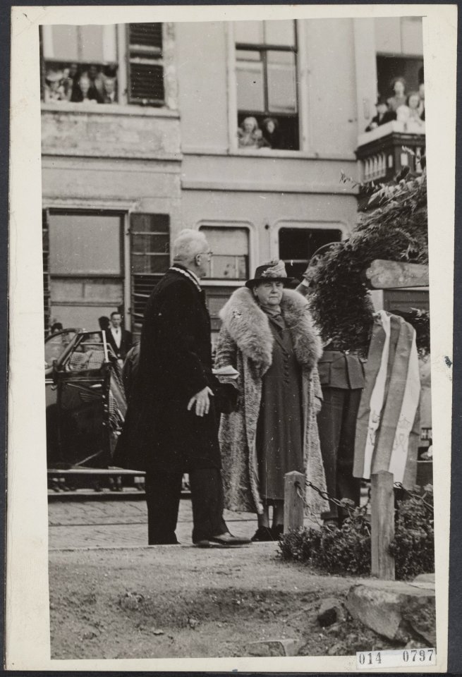 Koningin Wilhelmina aan de IJsselkade te Zutphen bij het monument ter nagedachte, Bestanddeelnr 014-0797