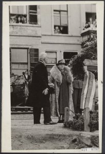 Koningin Wilhelmina aan de IJsselkade te Zutphen bij het monument ter nagedachte, Bestanddeelnr 014-0797
