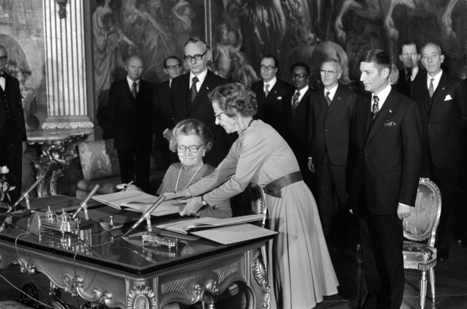Koningin Juliana ondertekent de akte van erkenning op Huis ten Bosch Max van de, Bestanddeelnr 928-2901