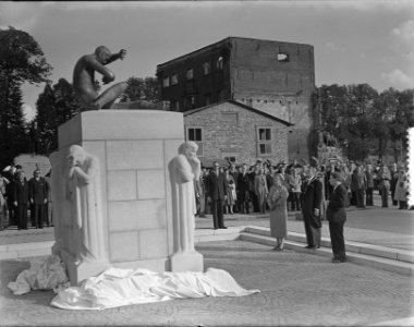 Koningin Juliana onthult monument bij de St. Eusebiuskerk te Arnhem, Bestanddeelnr 905-9627