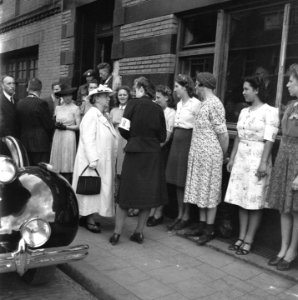 Koningin Wilhelmina bij het gebouw van de Verbruiks Coöperatie aan de Rosendaal…, Bestanddeelnr 900-4701