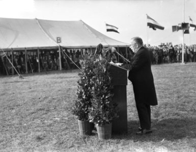 Koningin Juliana onthult het standbeeld van Dr.Ir. Lely te Den Oever, aan de voe, Bestanddeelnr 906-7396