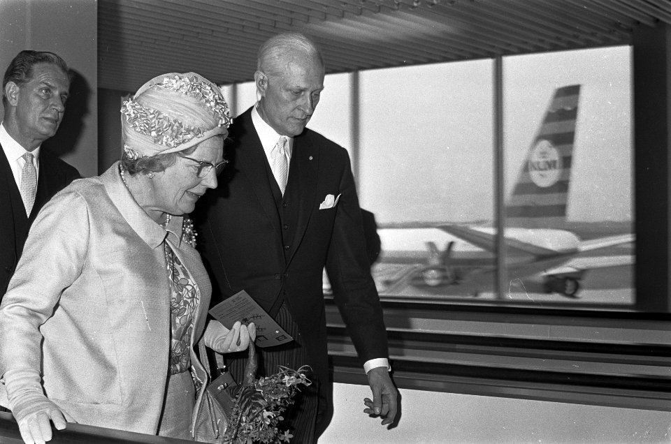 Koningin Juliana nieuwe areaal van Schiphol geopend, Hare Majesteit en directeur, Bestanddeelnr 920-2763