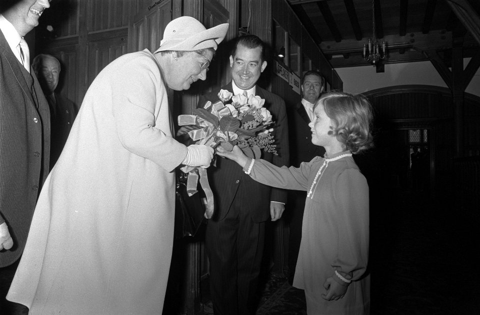 Koningin Juliana ontvangt bloemen, Bestanddeelnr 923-8929