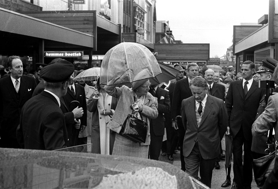Koningin Juliana wandelt met paraplu door Drachten, Bestanddeelnr 925-5382