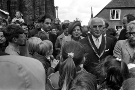 Koningin Juliana o.a. in gezelschap van de burgemeester van Kockengen, Bestanddeelnr 925-6318
