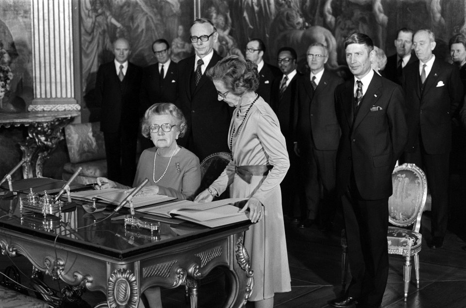 Koningin Juliana ondertekent de akte van erkenning op Huis ten Bosch Max van de, Bestanddeelnr 928-2900