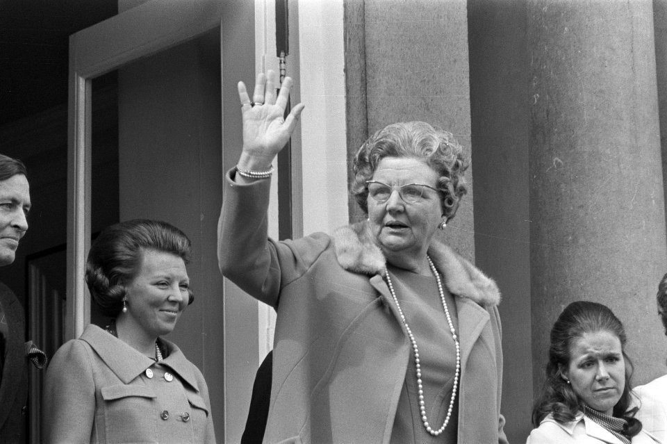 Koningin Juliana zwaait naar de deeelnemers aan het defilé, Bestanddeelnr 923-4867
