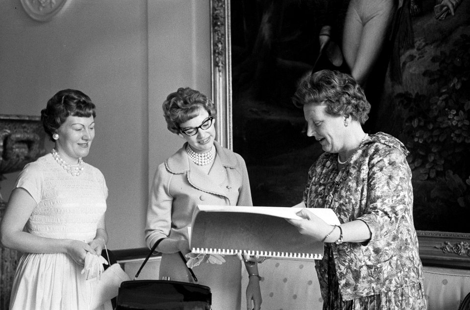Koningin Juliana ontvangt album met handtekeningen van bewoners uit West-Michiga, Bestanddeelnr 914-0633